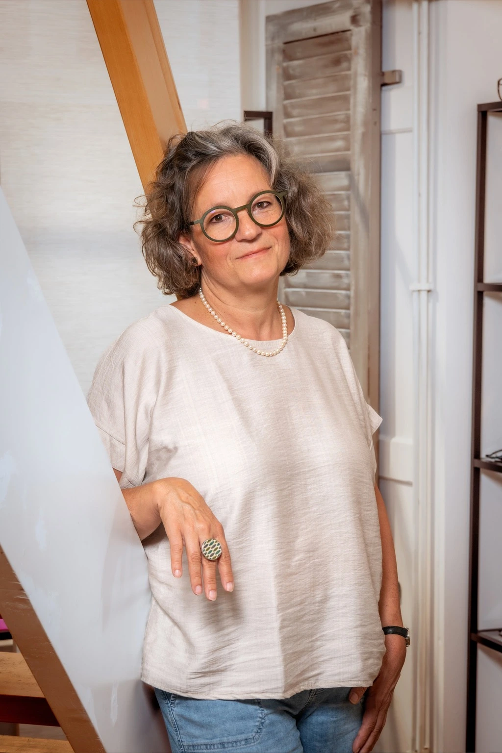 Porträt von Christine Baumann im Brillengeschäft