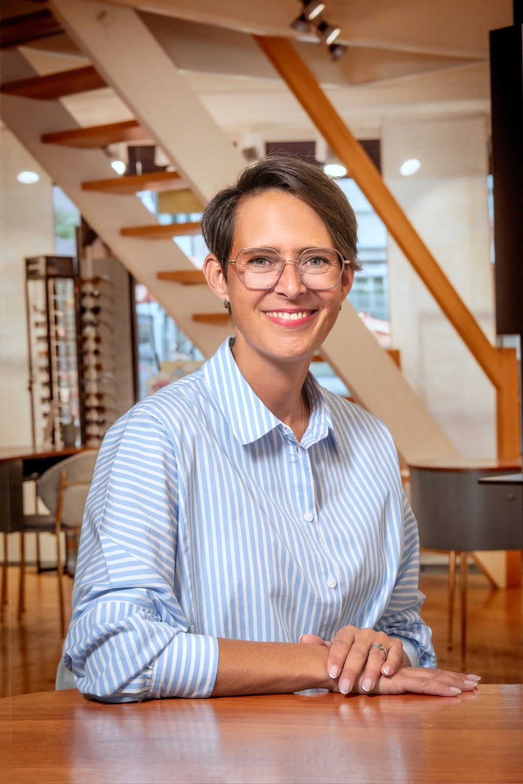 Porträt von Tiziana Camenisch im Brillengeschäft